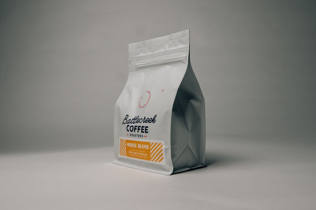 Bolsa de café en grano sobre mesa de madera
