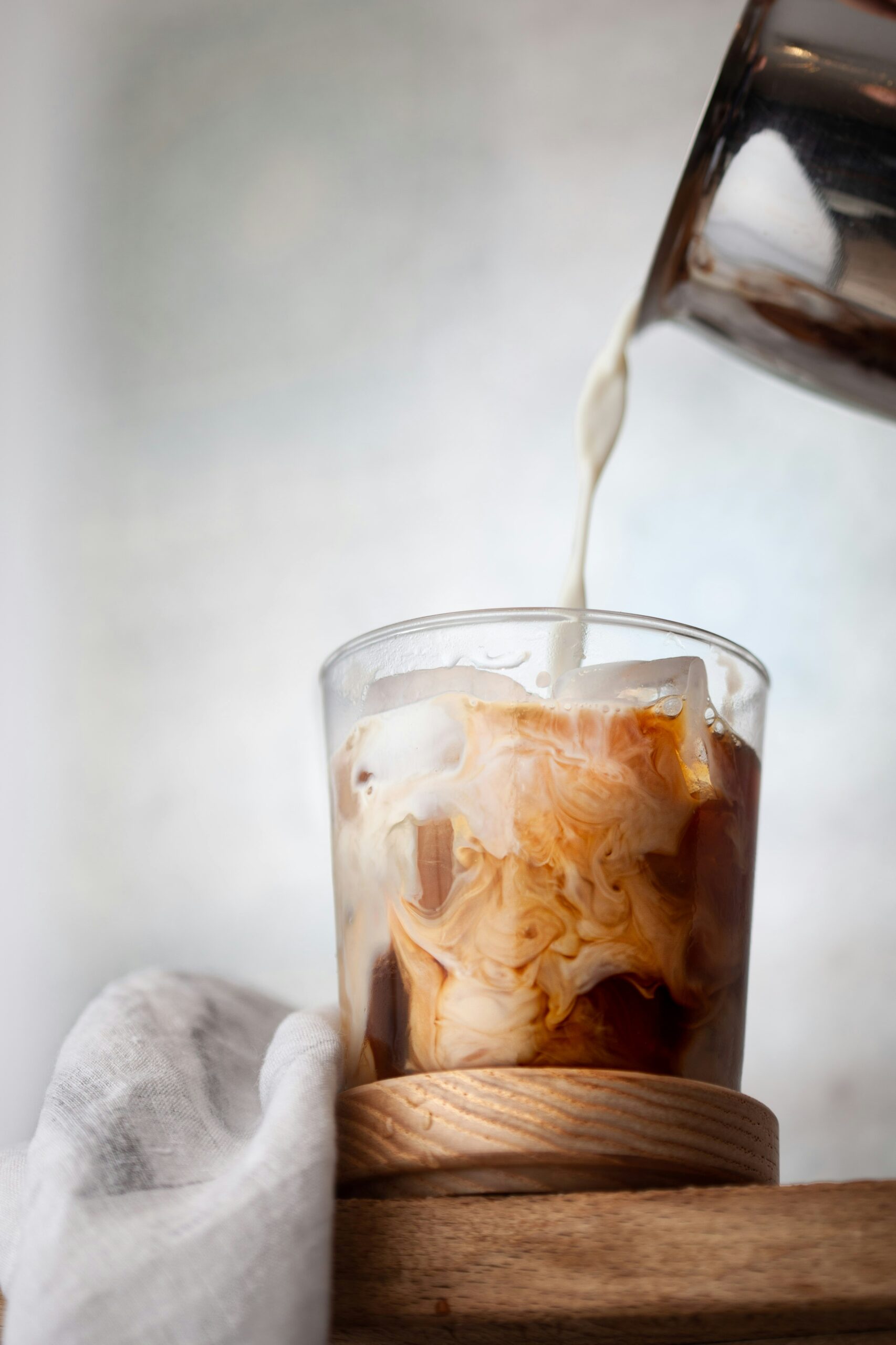 Canasto con cerezas de café recién cosechadas