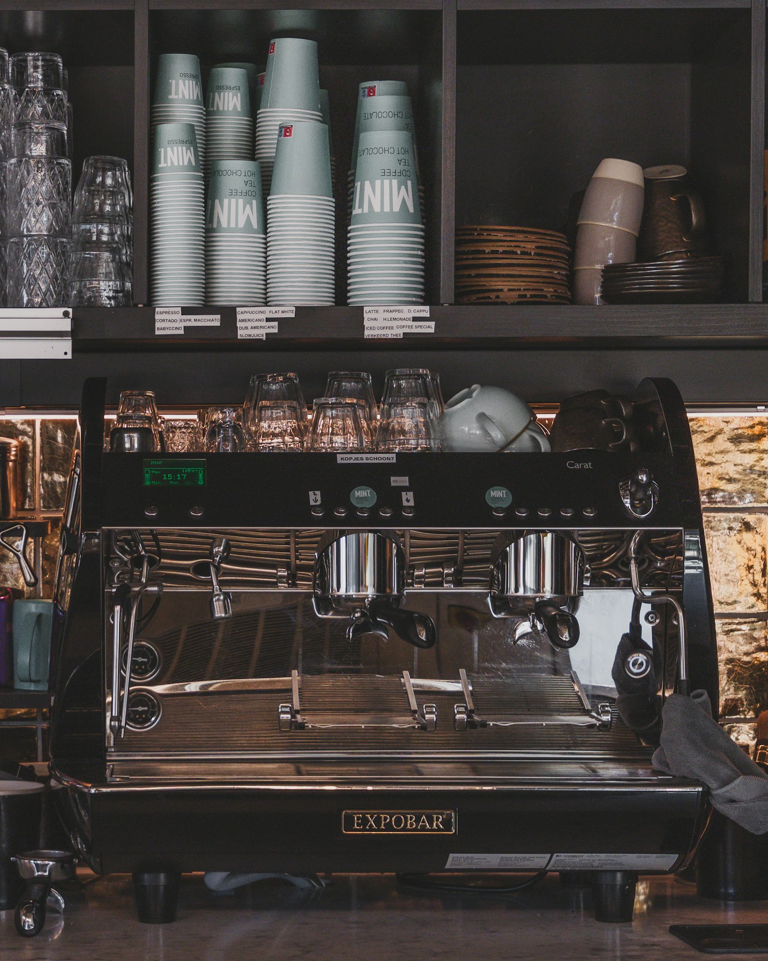 Máquina espresso profesional instalada en la barra de una cafetería