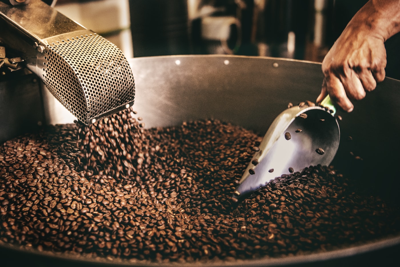 Removiendo granos de café durante el tueste